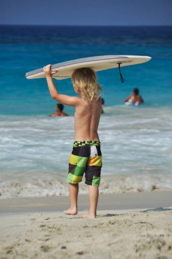 O surf começa cedo no Havaí! (em Kua Bay, ao norte de Kona, na Big Island)